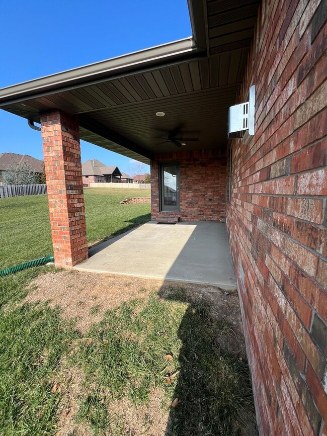 Building Photo - 4 Bedroom | 2 Bathroom | 3 Car Garage| Springfield MO | Fire Place | Covered patio!