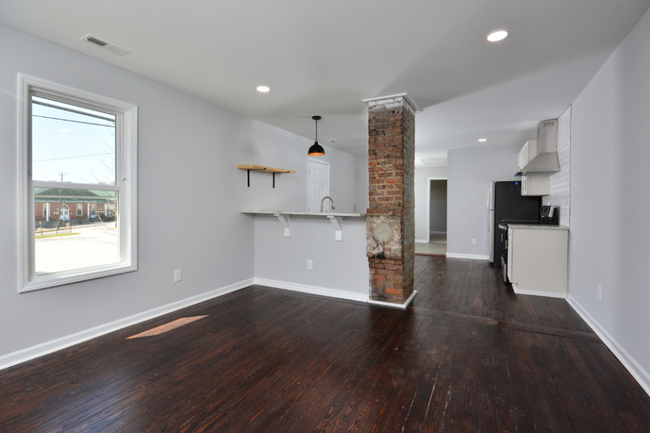 Building Photo - Charming One Bedroom Duplex