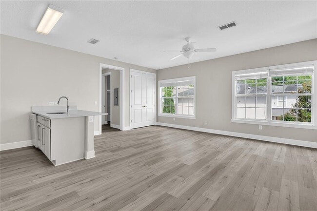 Building Photo - 1222 Roycroft Ave