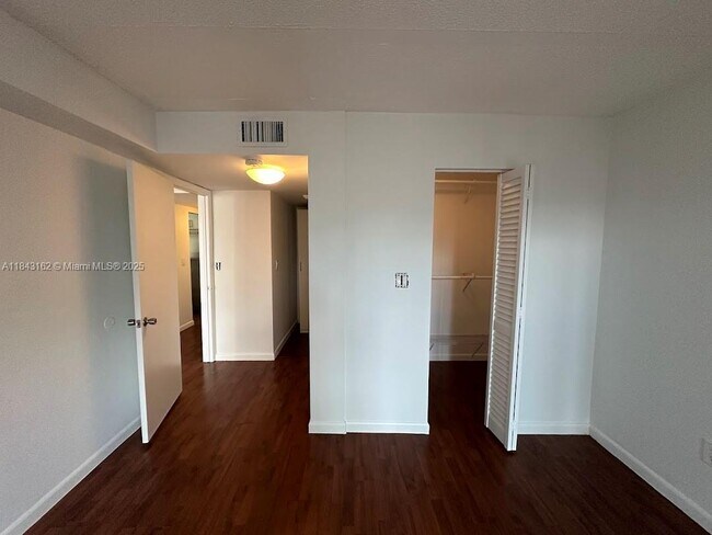 Building Photo - 100 Ocean Ln Dr