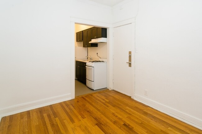 Interior Photo - 5528-5532 S. Everett Avenue