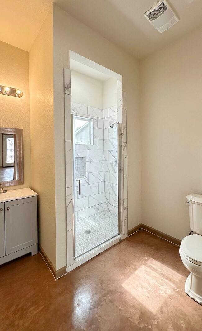 Building Photo - Gorgeous 1/1 Home Available for Immediate ...