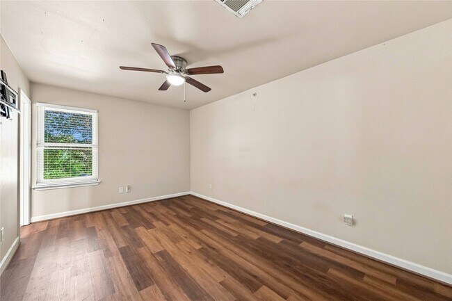 Building Photo - 1814 Country Village Blvd