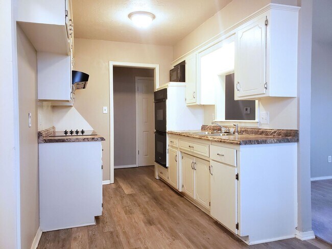 Building Photo - AVAILABLE NOW – $250 Off First Month’s Rent! Spacious 3 Bed Home Minutes from OU Campus