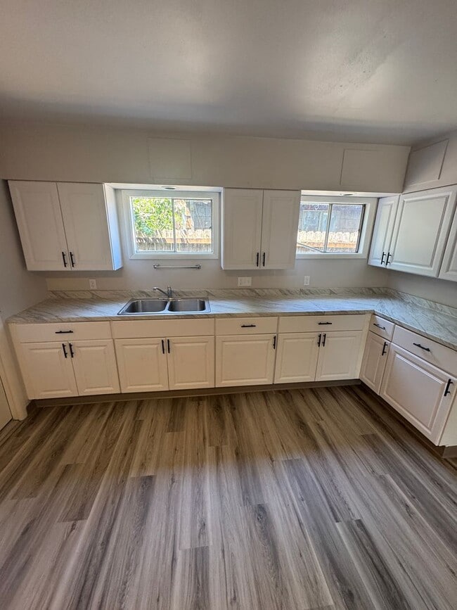 Building Photo - (935) Western Blvd - 3 Bedroom / 2 Bathroom Duplex Home - Updated