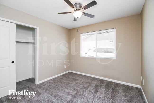Building Photo - 4716 S Kenwood Ln
