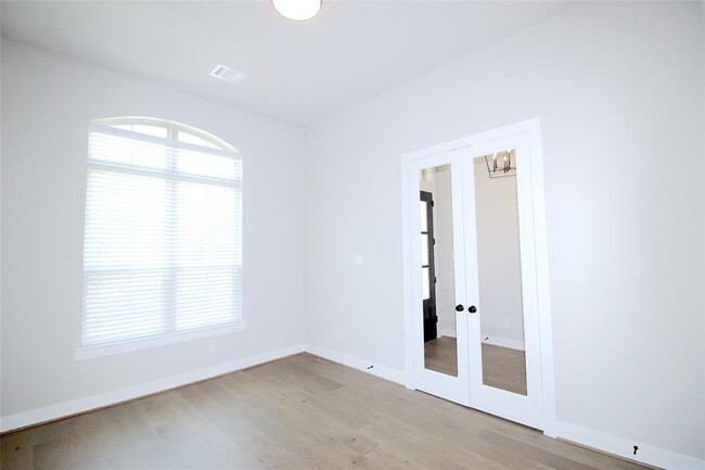 Building Photo - 2211 Almond Creek Ln