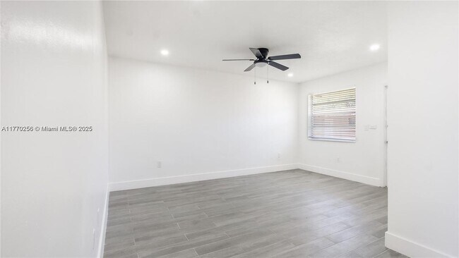Building Photo - 14980 NE 5th Ct