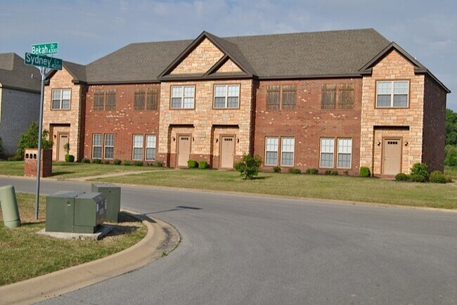 Building Photo - 954 E Craighead Forest Rd