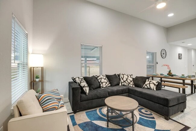 Building Photo - 3523 Bain St