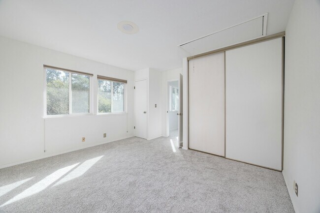 Building Photo - 3200 Mulberry Dr