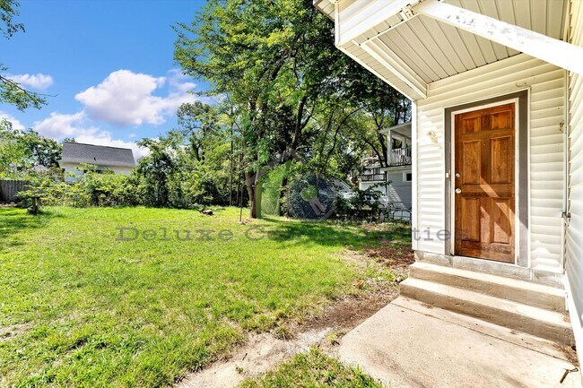 Building Photo - 3 Bedroom Eastown Home!