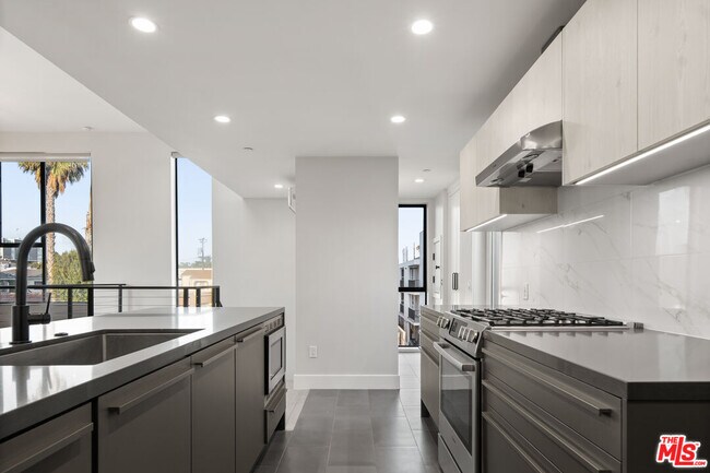 Building Photo - 807 N Detroit St