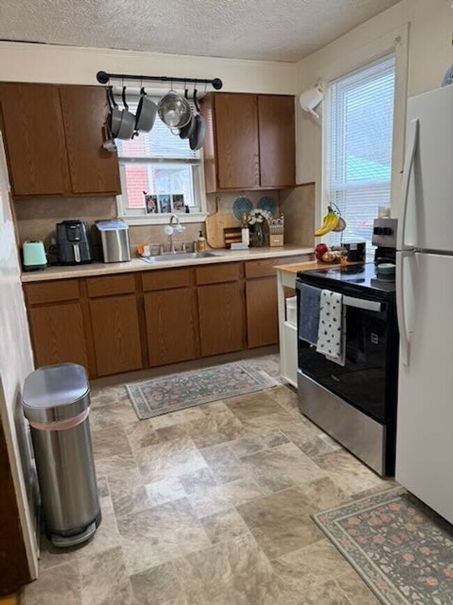 Building Photo - 4 Bedroom Townhome Across Street from JMU