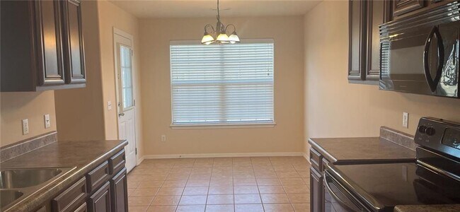 Building Photo - 201 Willow Dr