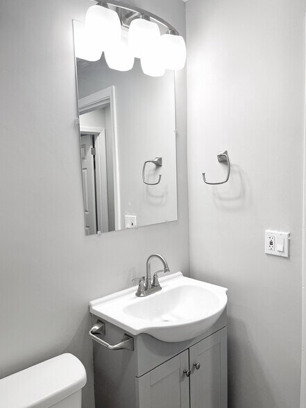 Bathroom - 3415 McFarlan Rd