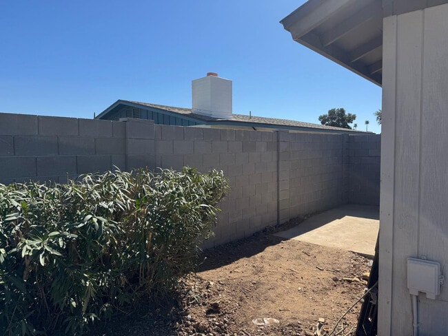 Building Photo - 2058 E Fremont Dr