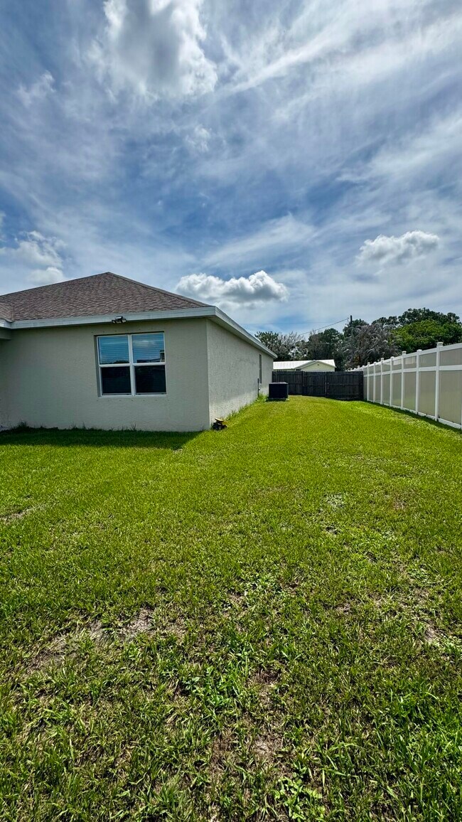 Building Photo - 4011 SW Kidd Ct