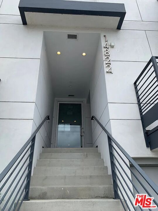 Building Photo - 14822 Magnolia Blvd