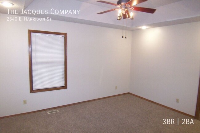 Building Photo - Very Clean 3 Bedroom 2 Bath 2 Car Garage Q...