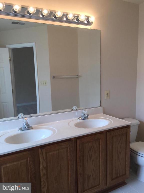 Building Photo - 225 Deer Meadow Ln
