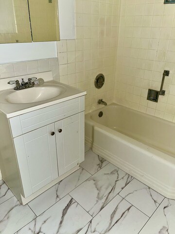 Building Photo - 6301 N Sheridan Rd