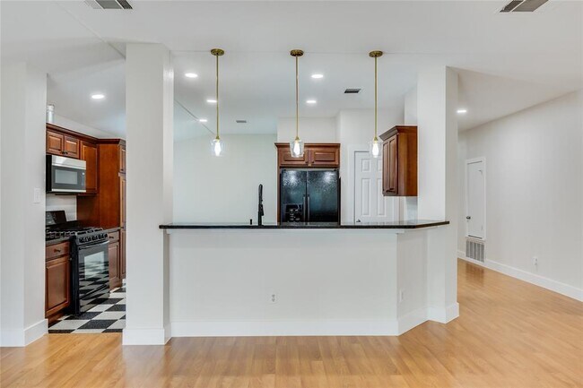 Building Photo - 1207 Hughmont Dr