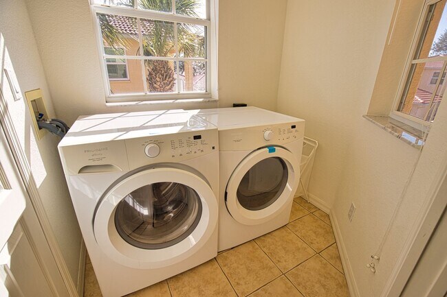 Building Photo - Annual Unfurnished 2 Bedroom 2 Bathroom Second Floor Condo in Casa Del Lago!