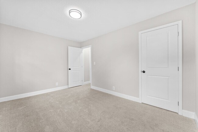 Building Photo - Freshly Renovated 2 Bed, 1 Bath – Prime Location Near Downtown Knoxville!