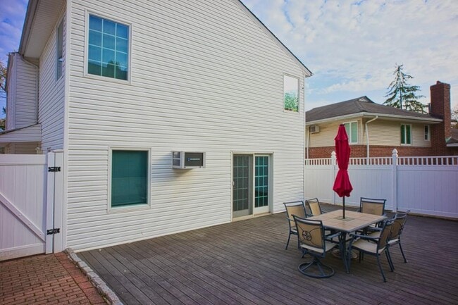 Building Photo - 27 Adrienne Pl