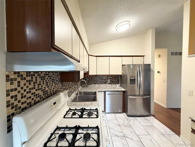 Building Photo - 24706 Bashian Dr