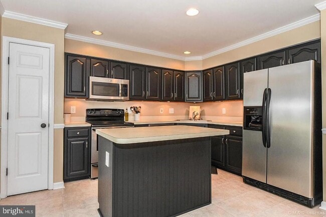 Building Photo - 6627 Commodore Ct
