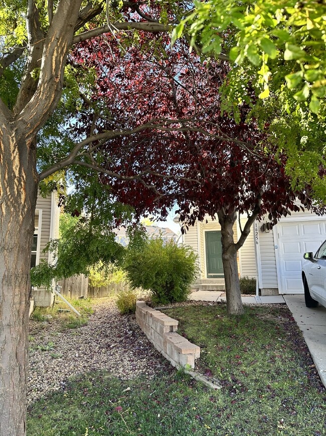 Building Photo - "Spacious & Stylish 3-Bed Townhouse in Eng...