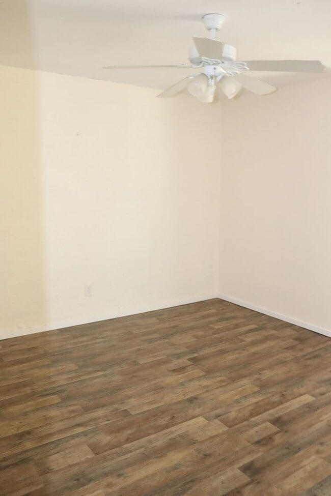 Building Photo - 5 Bedroom, 2 Bathroom