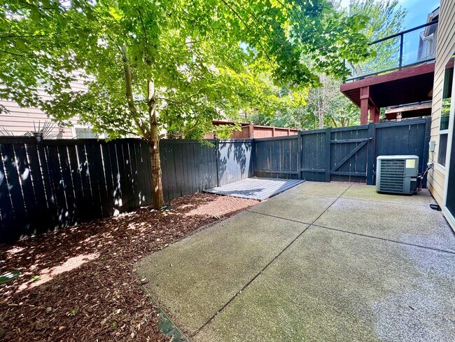 Building Photo - GORGEOUS Townhome...  LOCATION , LOCATION near Peace Health Hospital