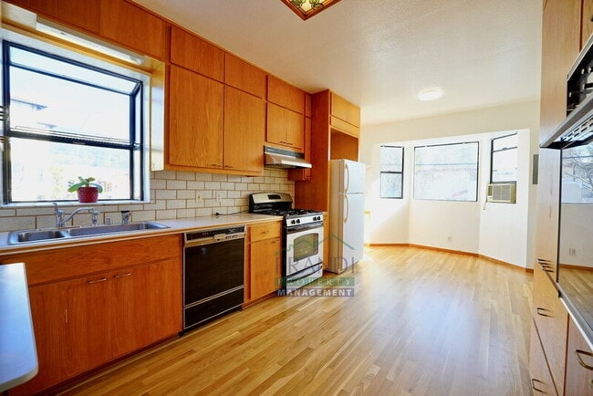 Building Photo - 404 1st St