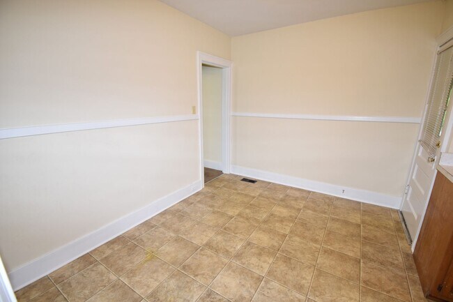 Building Photo - Large 2 Bedroom Home For Rent Near Madison Street!