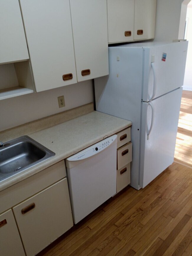 Building Photo - 2 Bedroom / 1.5 Bath Condo  Johnson City, TN