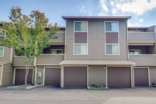 Building Photo - 2 bed 2 bath condo