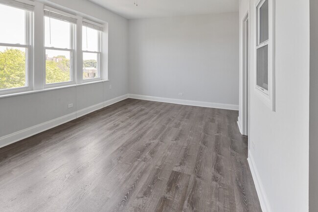Building Photo - 1608 W Sherwin Ave