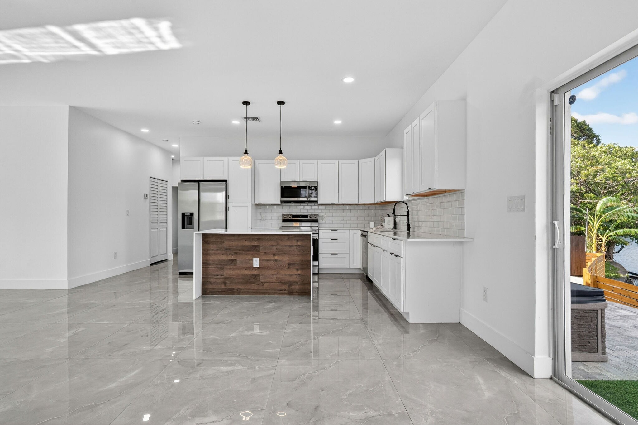 Building Photo - 655 NW 24th Ave