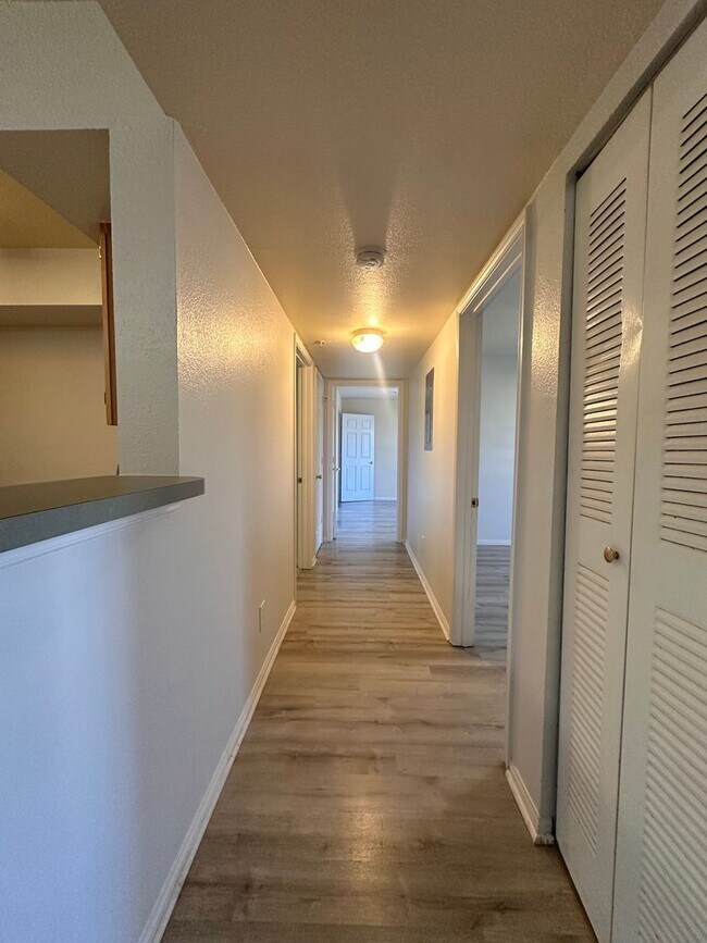 Building Photo - Spacious 2nd Floor 2B/2B Unfurnished Condo near Beach in the Heart of Destin!