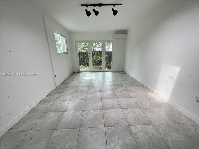 Building Photo - 10642 SW 77th Ave