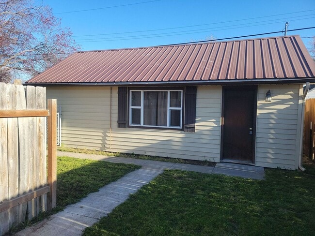 Building Photo - 518 2nd Ave E
