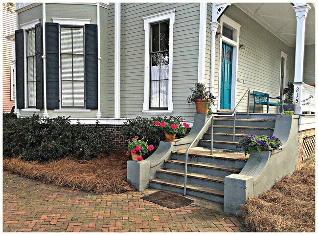 Primary Photo - 215 W Gwinnett St