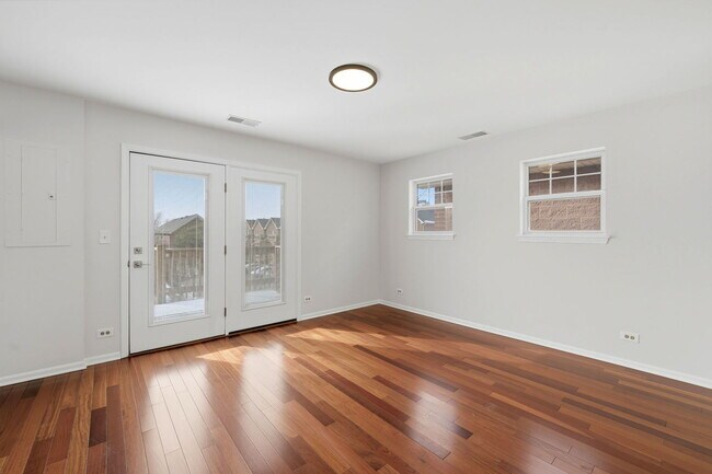 Building Photo - 1156 N Howe St