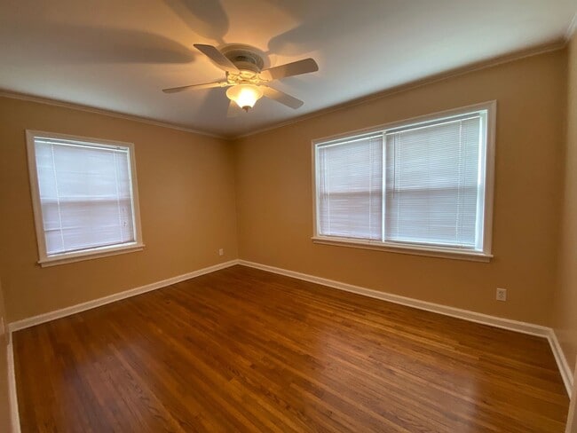 Building Photo - Brookside Charm!!