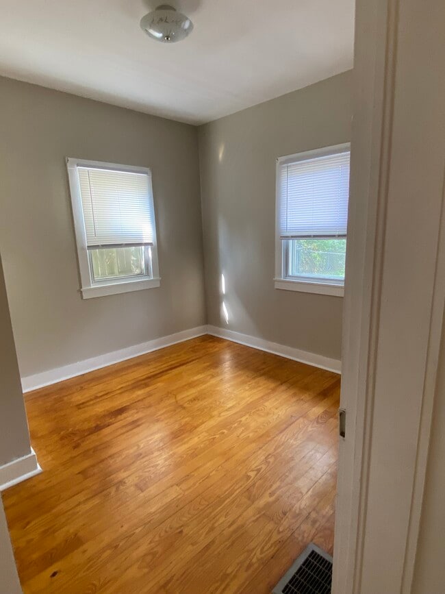 Building Photo - 1502 Debow St