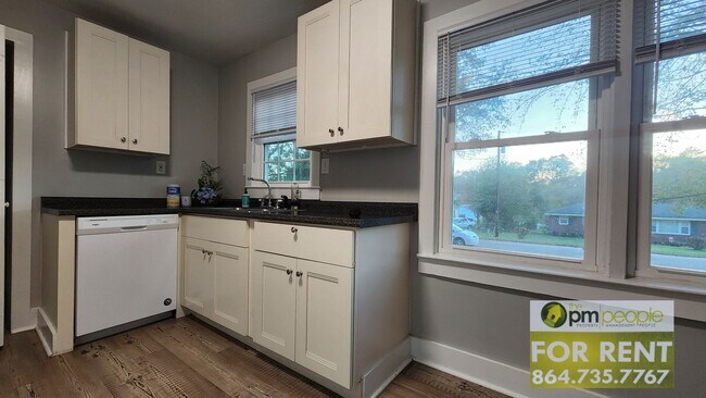 Building Photo - Remodeled 3/2 ready for new tenants.