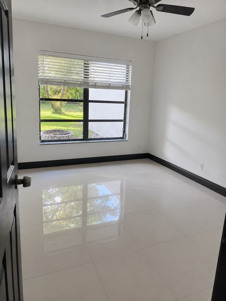 Building Photo - 12760 Spinnaker Ln